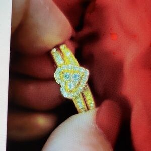 NWT 2PC Engagement setrhinestones heart shape, gold tone size 7